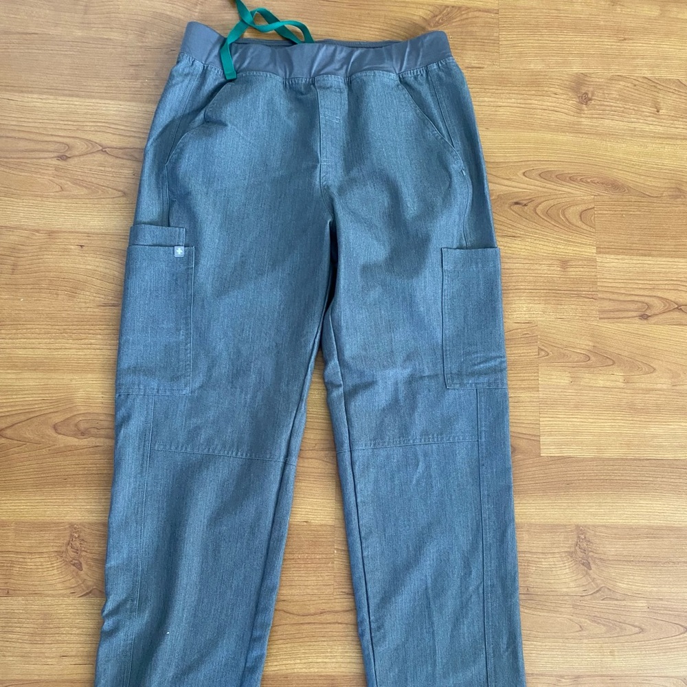Figs scrub bottoms! Grey & in great shape. Size Medium.